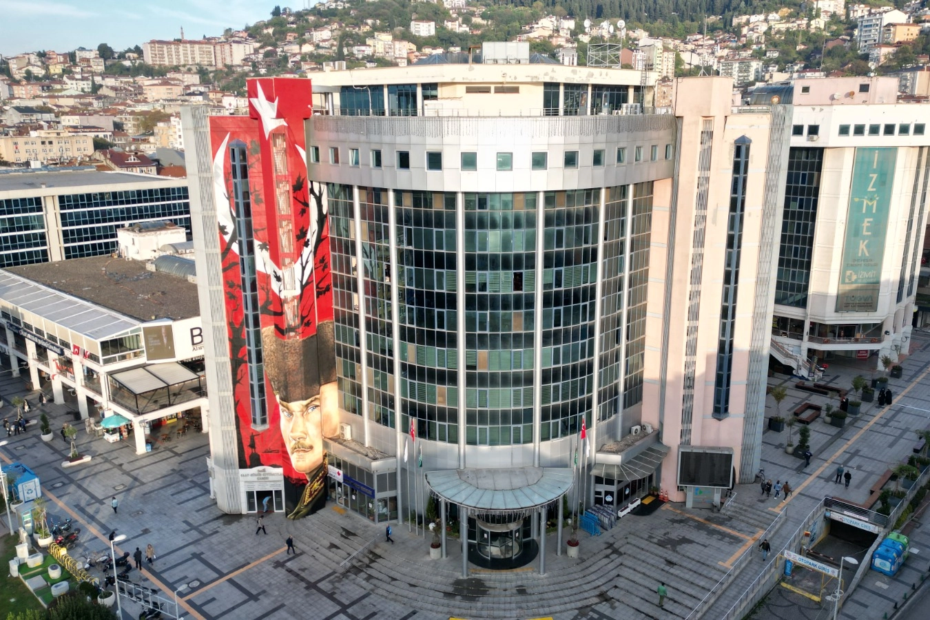 İzmit Belediyesi'ne soruşturma! Başkan H&uuml;rriyet dahil 31 g&ouml;zaltı!