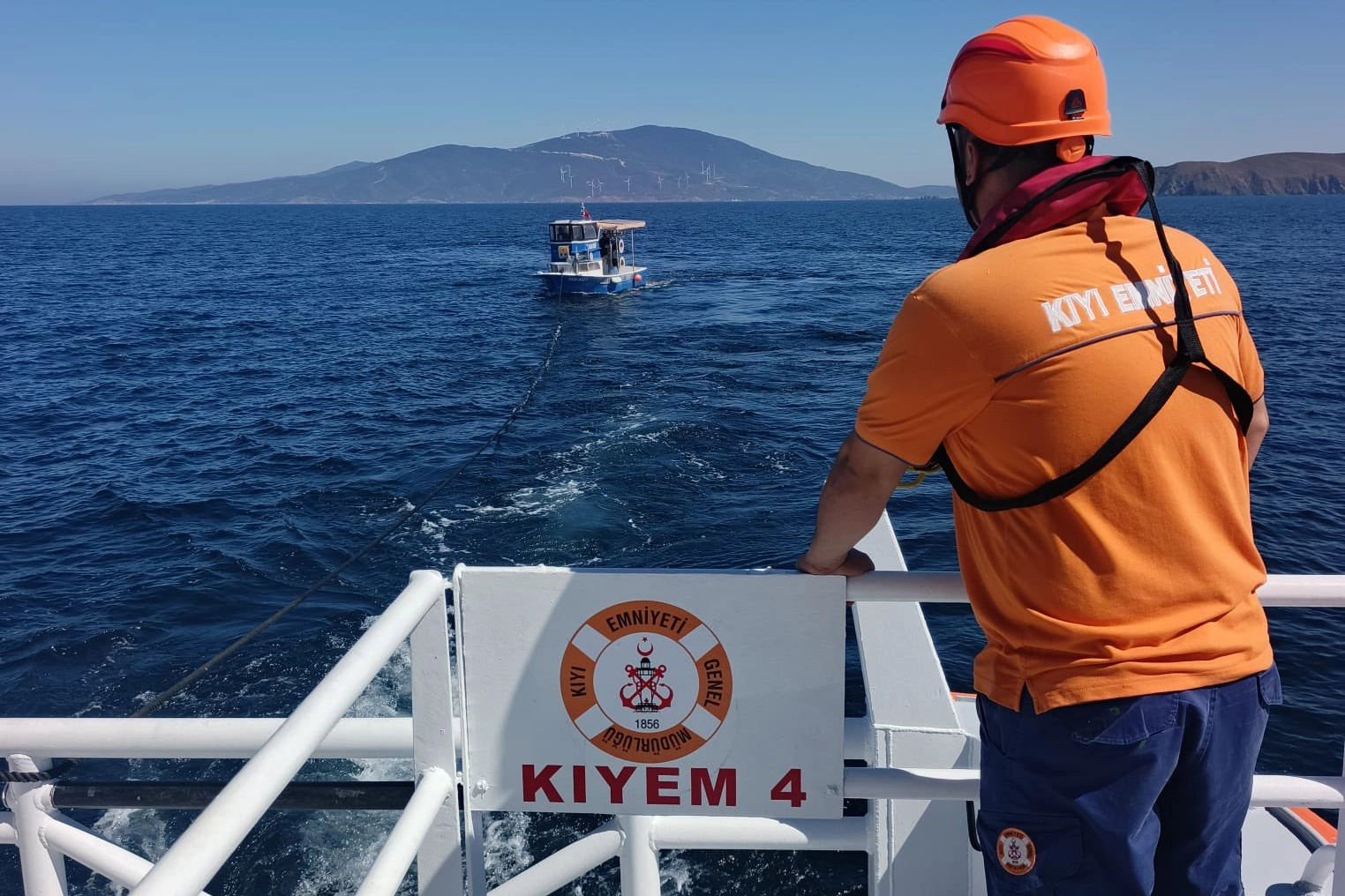 Marmara Adası a&ccedil;ıklarında arızalanan tekne kurtarıldı