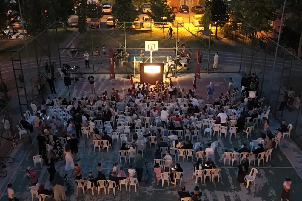 &ldquo;Karag&ouml;z&rsquo;&uuml;n Salıncağı&rdquo; ilk g&ouml;steriminde &ccedil;ocuklar ve aileler buluştu