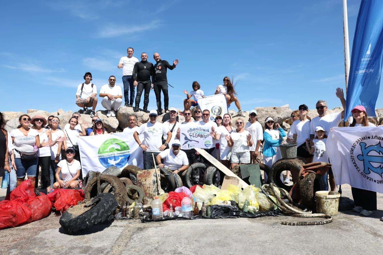 &Ccedil;eşme kıyılarından 1,5 ton atık &ccedil;ıkarıldı