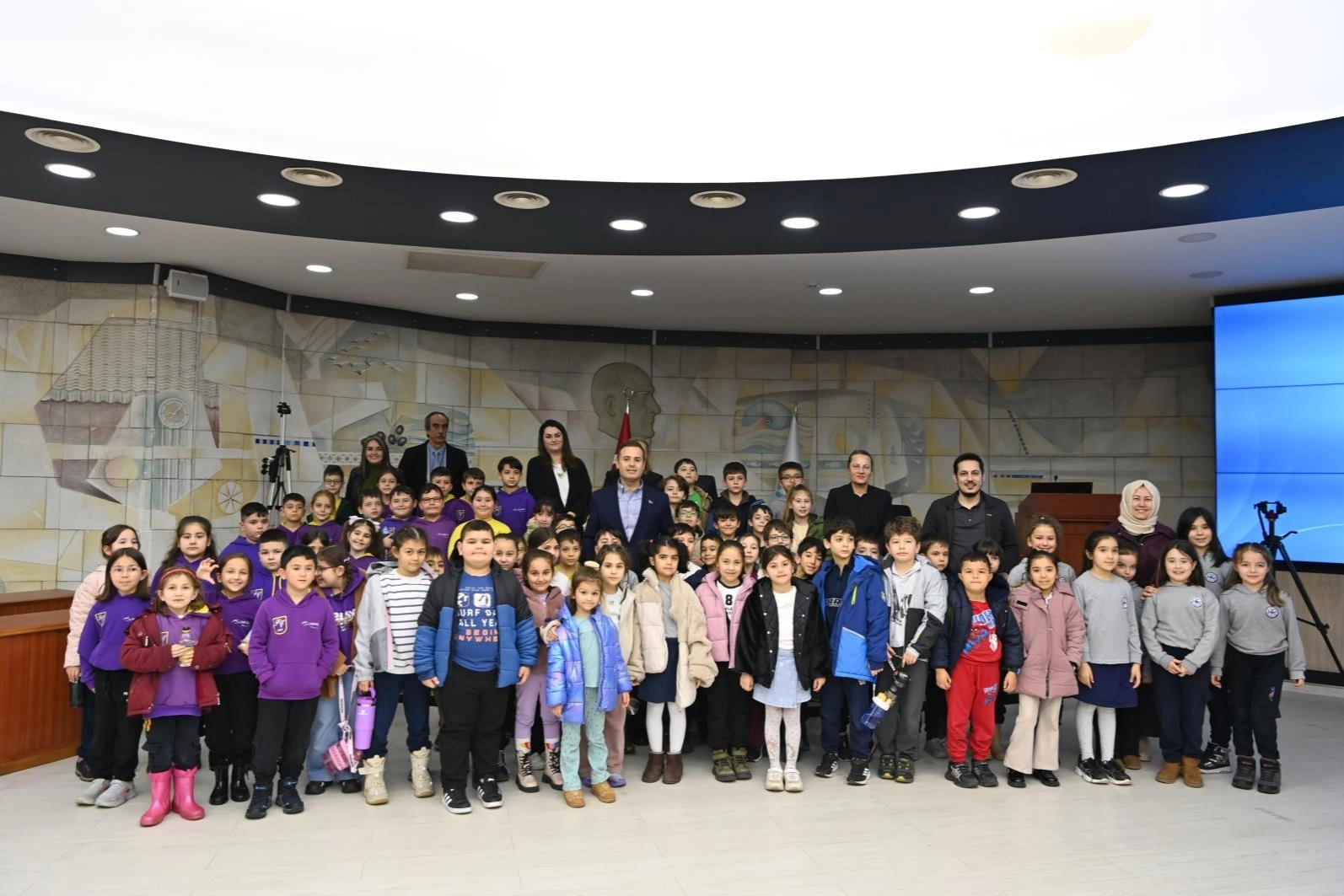 Ahmet Akın'a &ouml;ğrencilerden ziyaret