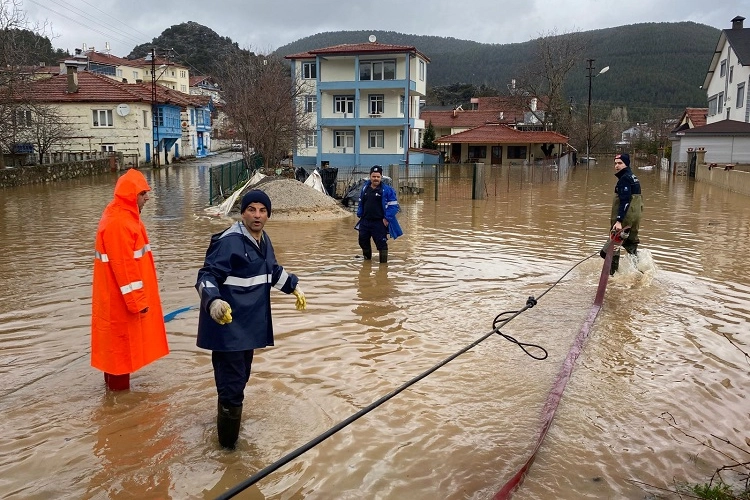 Antalya B&uuml;y&uuml;kşehir Belediyesi ekipleri yağışın izlerini siliyor