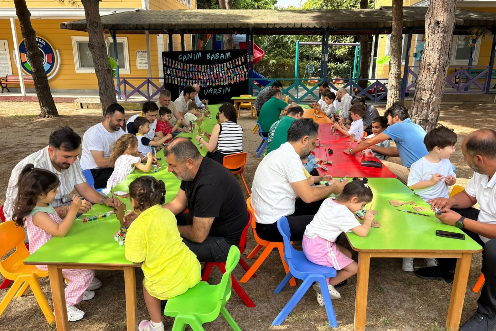 İstanbul Bakırk&ouml;y'de renkli babalar g&uuml;n&uuml;