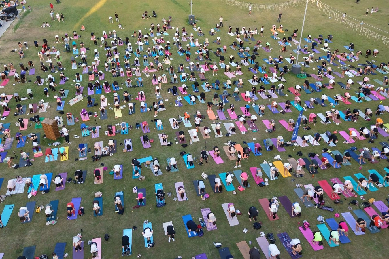 İzmir'de matlar &ccedil;imlere serildi K&uuml;lt&uuml;rpark'ta yoga r&uuml;zg&acirc;rı esti