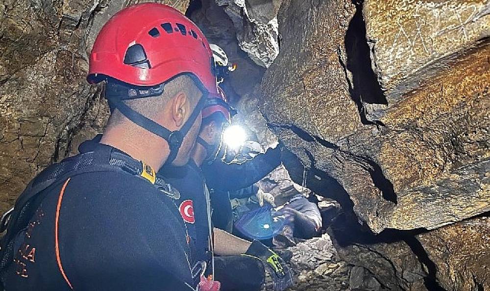 Sel&ccedil;uk'ta mağarada 9 saatlik kurtarma seferberliği