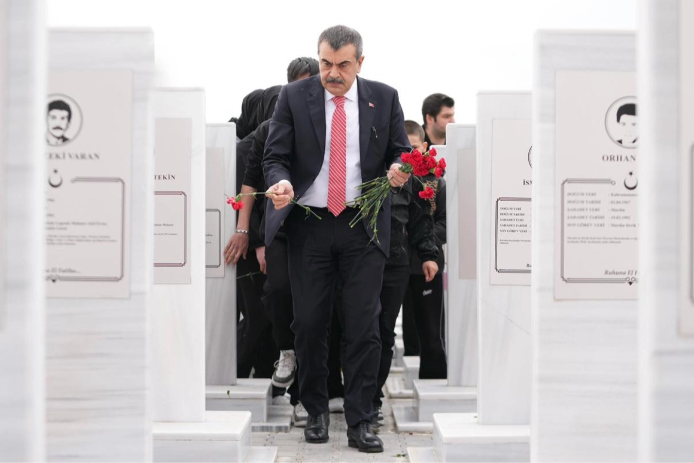 Bakan Tekin'den Şehit &Ouml;ğretmenler Anıtı'na ziyaret