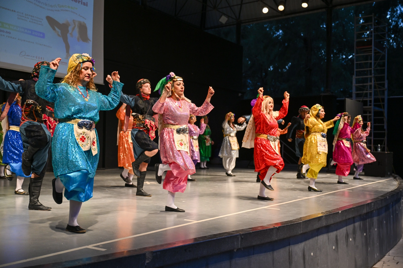 Bornova'da "dansın renkleri" b&uuml;y&uuml;ledi