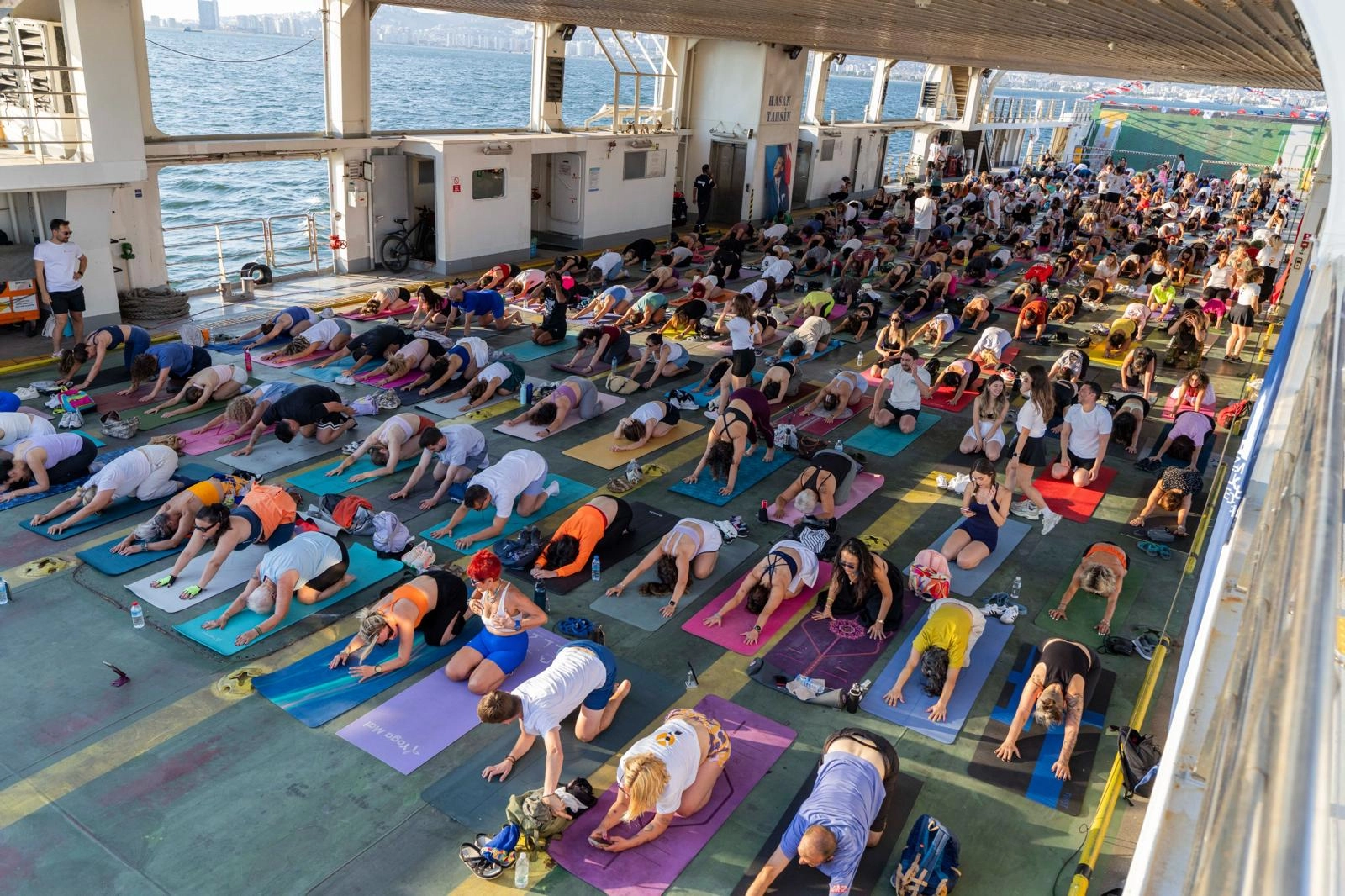K&ouml;rfez&rsquo;in mavisinde 400 kişilik yoga buluşması
