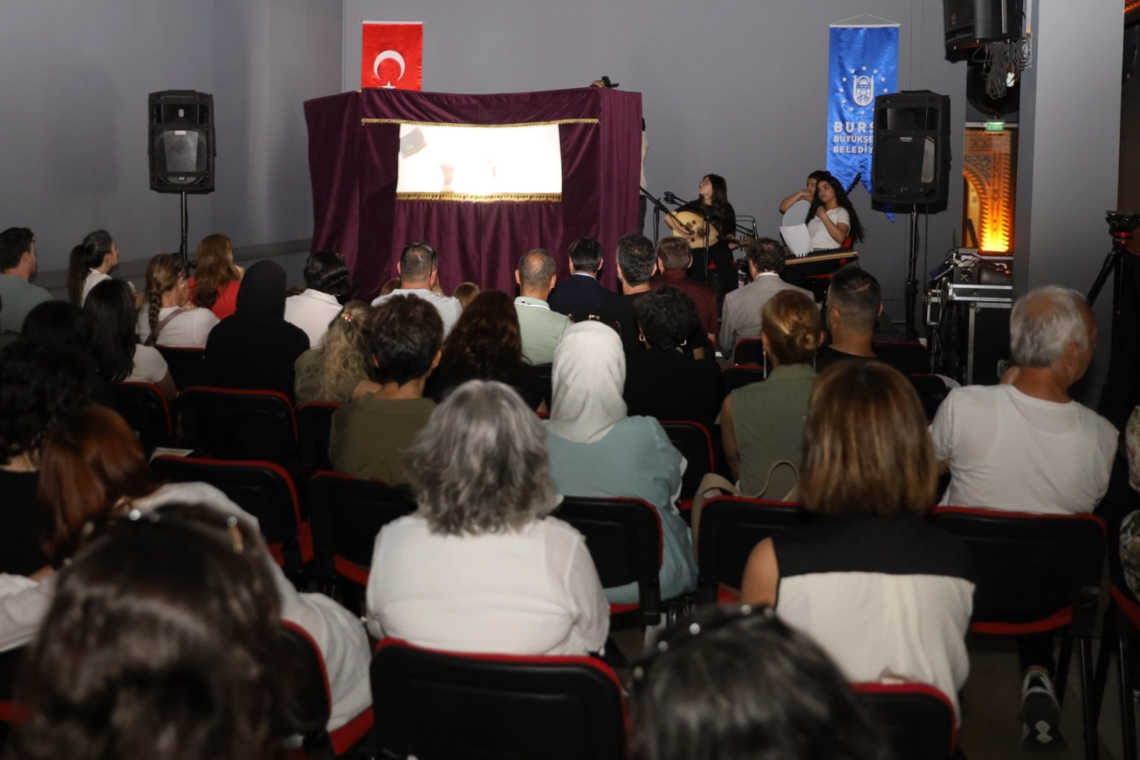 Karag&ouml;z sanatı Bursalı gen&ccedil;lerin yorumuyla geleceğe taşındı