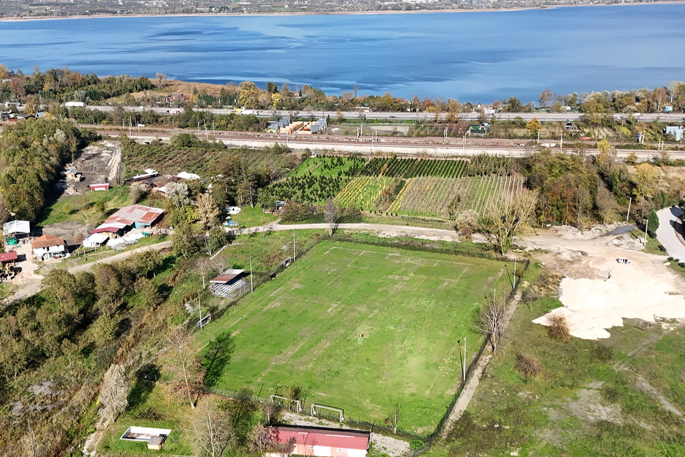 Sakarya Kurtk&ouml;y&rsquo;e FIFA standartlarında futbol sahası inşa edilecek