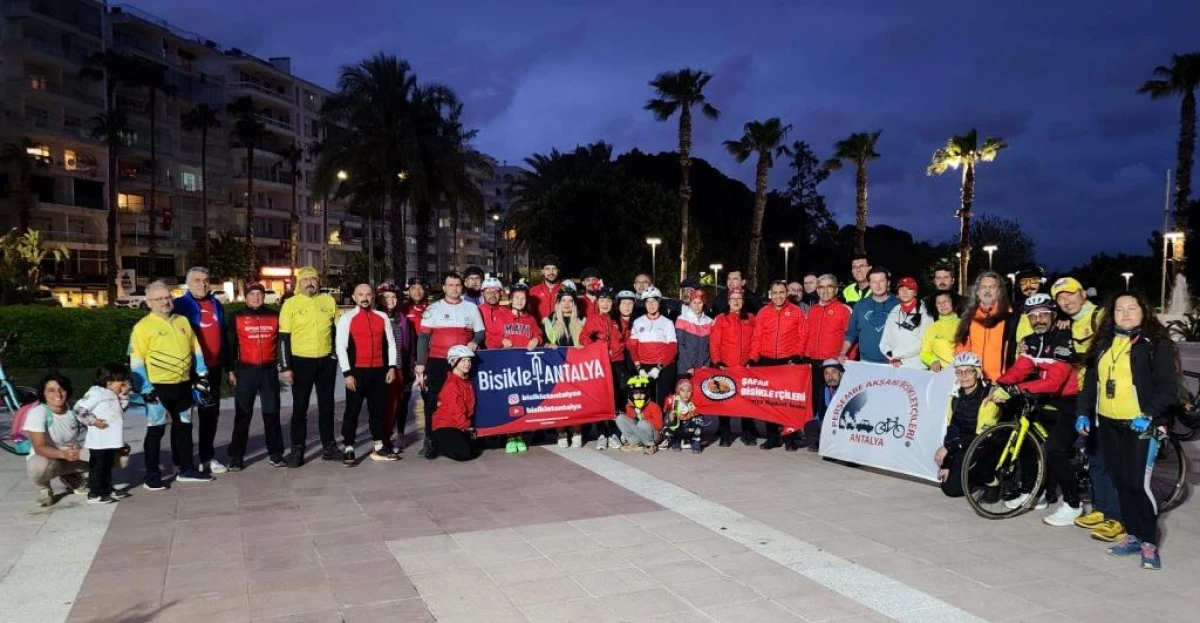 23 Nisan Coşkusu Pedal Sesleriyle Yankılandı: Antalya&rsquo;da Dev Bisiklet S&uuml;r&uuml;ş&uuml;