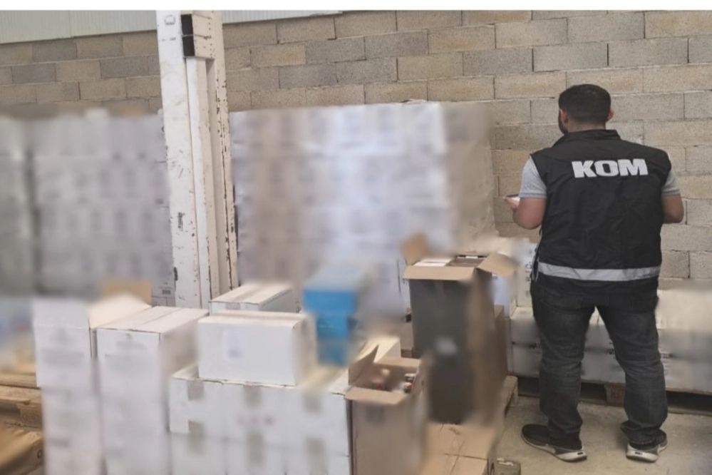 Antalya&rsquo;da binlerce ka&ccedil;ak i&ccedil;ki ve t&uuml;t&uuml;n &uuml;r&uuml;n&uuml; ele ge&ccedil;irildi