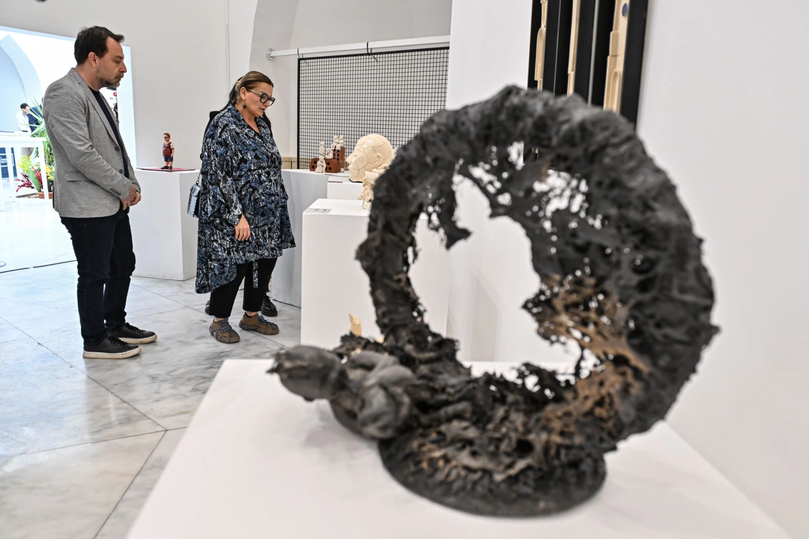 İzmir'de seramikle g&ouml;r&uuml;n&uuml;r kılınan sessiz &ccedil;ığlıklar