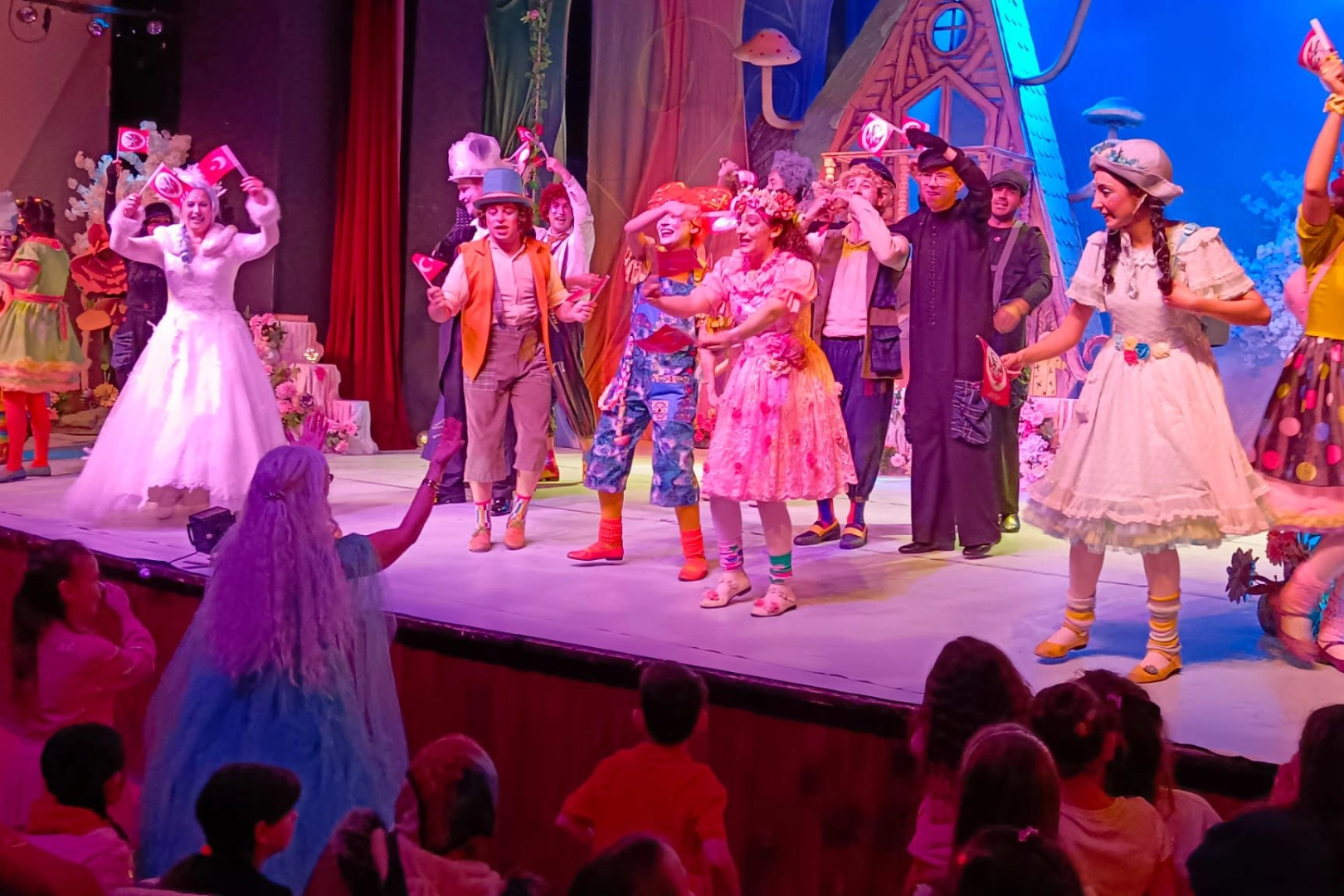 Bursa Devlet Tiyatrosu 23 Nisan&rsquo;ı &ldquo;Bencil Dev&rdquo; ile kutladı