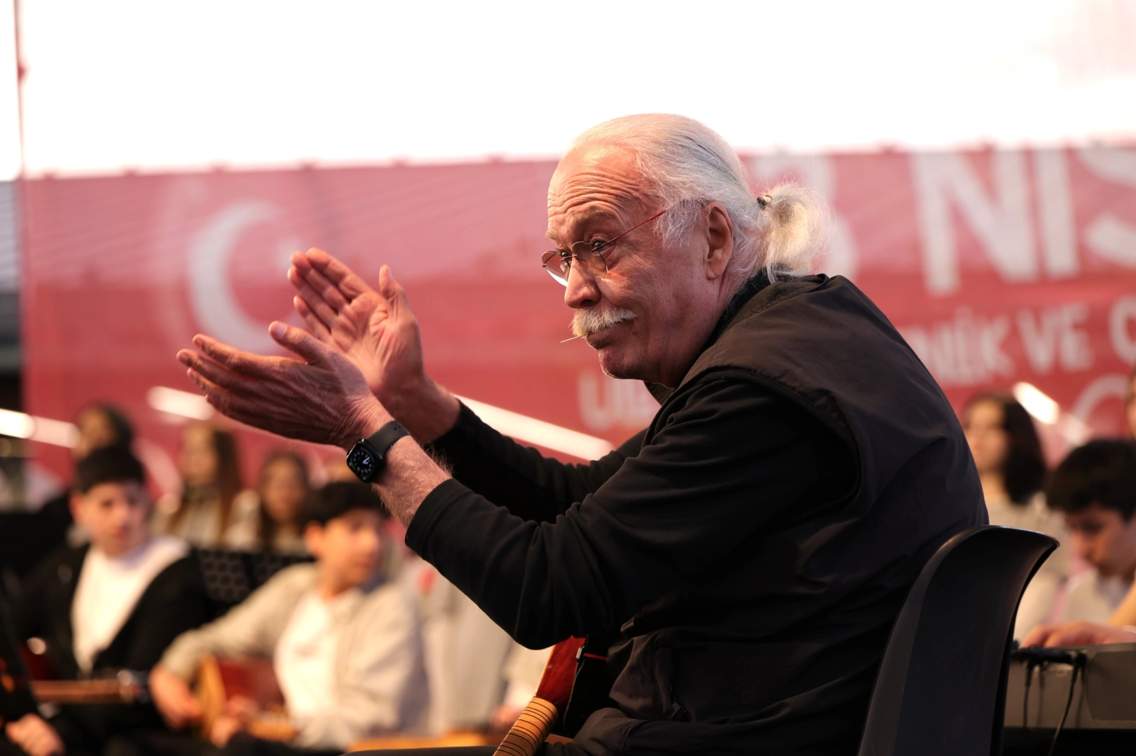 Usta sanat&ccedil;ı Cahit Berkay, Bursa Osmangazi'de gen&ccedil;lerle aynı sahneyi paylaştı