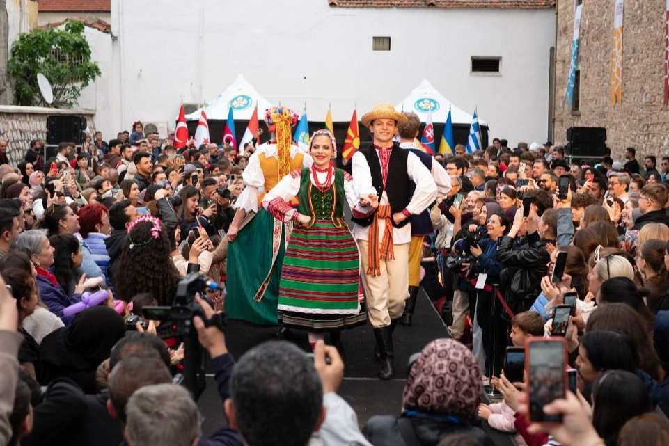 Manisa Mesir Festivali'nde k&uuml;lt&uuml;r defilesi b&uuml;y&uuml;ledi