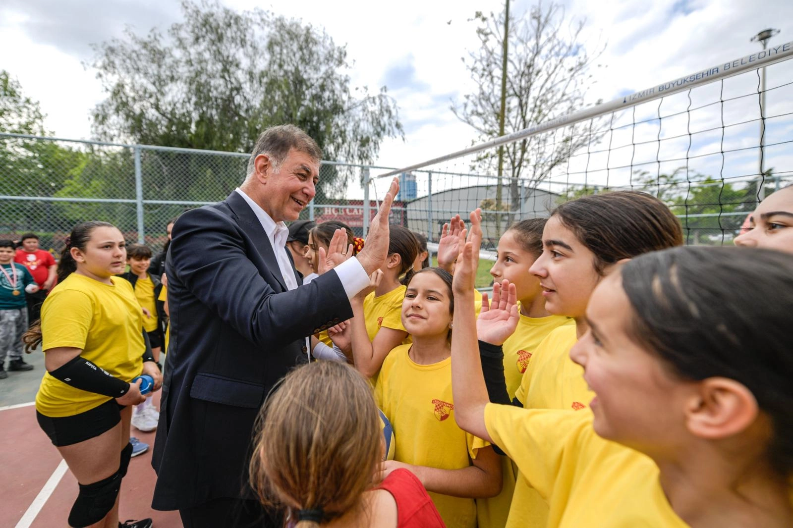 İzmir'de Başkan Tugay, sporcu &ccedil;ocuklarla buluştu