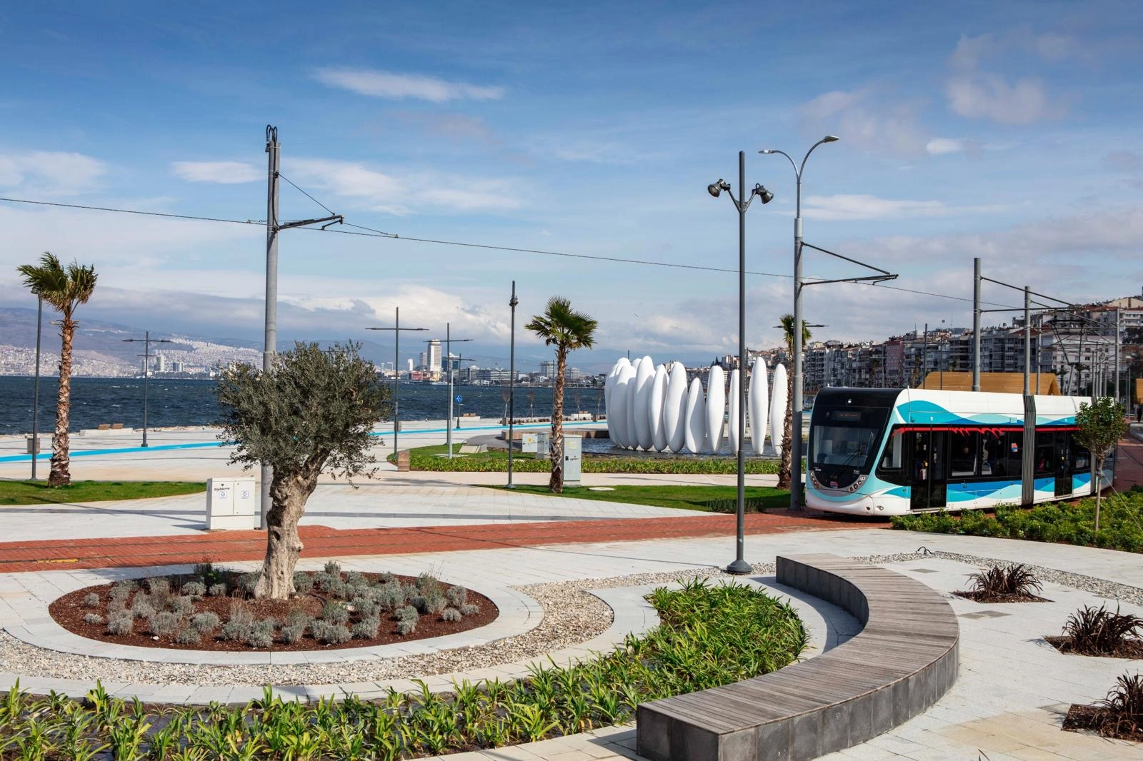 İzmir&rsquo;in parklarında bayram &ouml;ncesi bakım mesaisi
