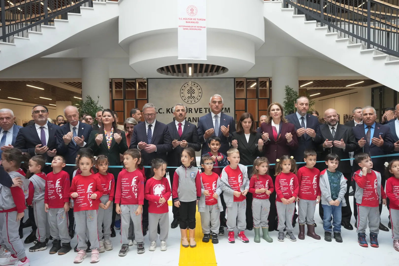 Bakan Ersoy'dan 160 bin kitap kapasiteli dev k&uuml;t&uuml;phane a&ccedil;ılışı
