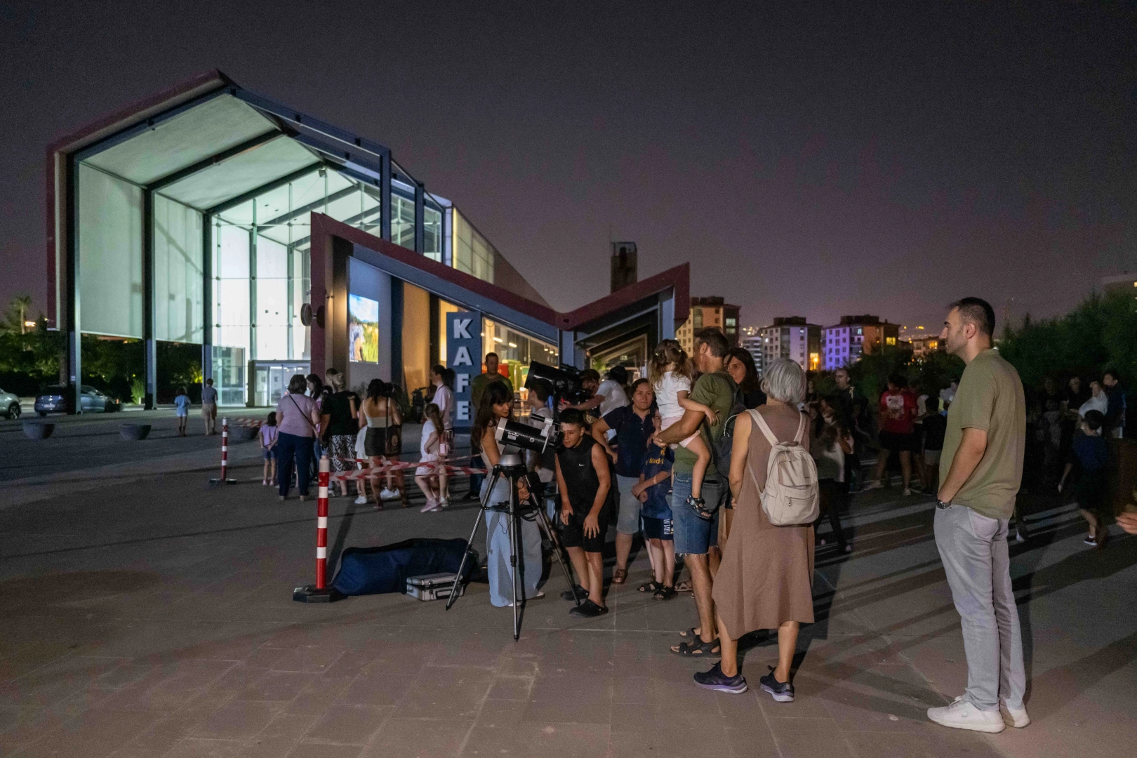 İzmir Bornova'da 8500 yıllık tarihin g&ouml;lgesinde g&ouml;ky&uuml;z&uuml; g&ouml;zlemi