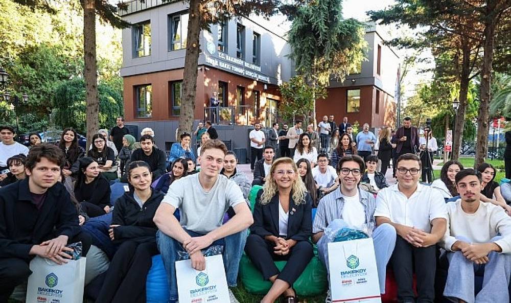 Bakırk&ouml;y'de gen&ccedil;lerin &uuml;niversite başarısı kutlandı