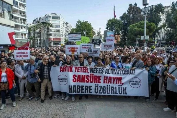 İzmir&rsquo;den basın &ouml;zg&uuml;rl&uuml;ğ&uuml;ne halk desteği