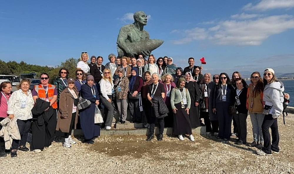 Gen&ccedil;ler Cumhuriyet'in izinde y&uuml;r&uuml;d&uuml;, kadınlar &Ccedil;anakkale'yi keşfetti