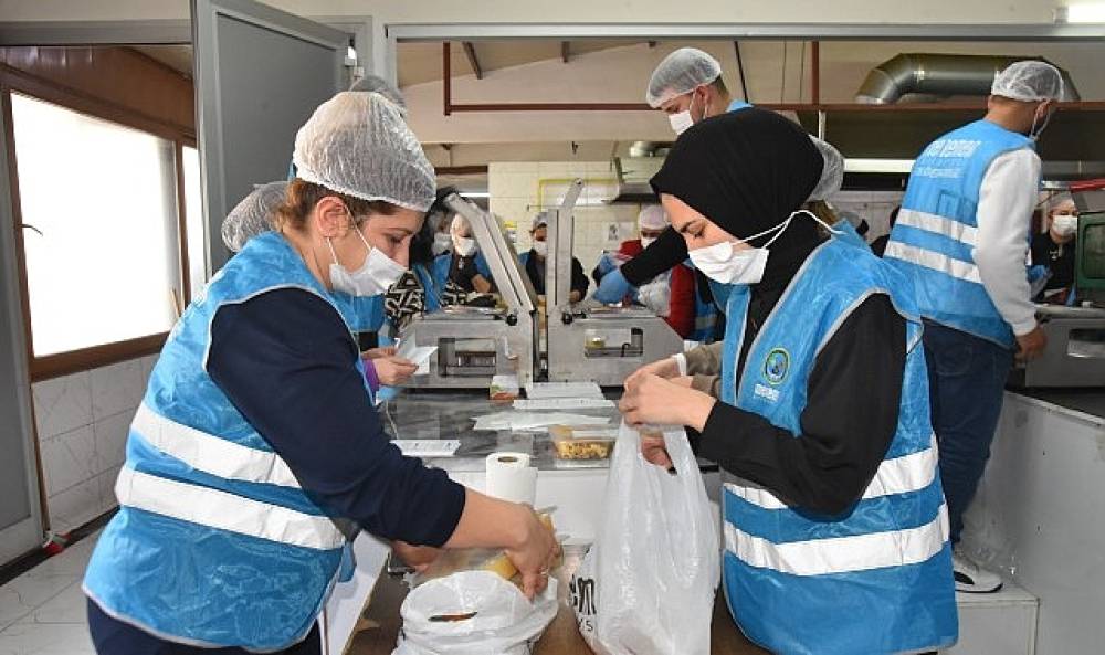 Menemen Belediyesi Aşevi'nden her g&uuml;n 10 bin kişiye yemek