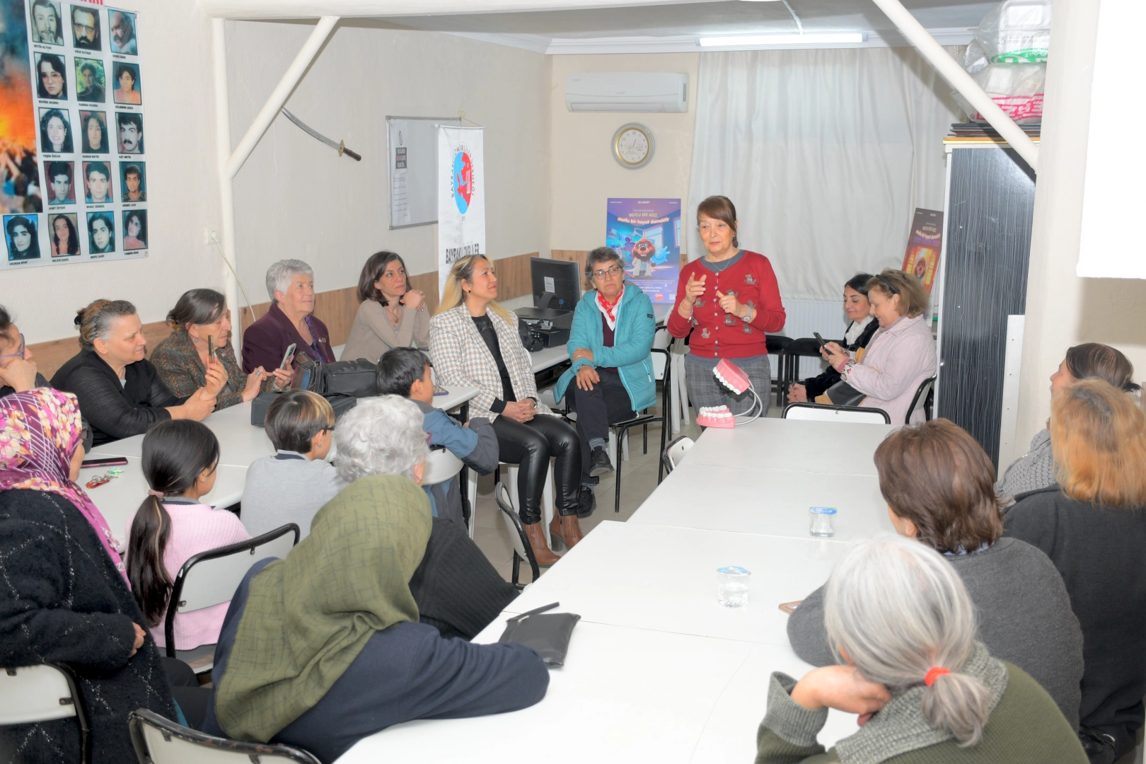 İzmir'de dişhekimleri diş sağlığının &ouml;nemine dikkat &ccedil;ekti