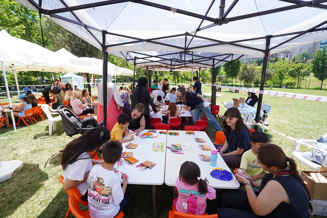 İstanbul Beylikd&uuml;z&uuml;&rsquo;nde karne sevinci şenliğe d&ouml;n&uuml;şt&uuml;