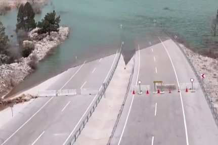 Antalya&ndash;Konya yoluna taşkın engeli! Ge&ccedil;ici olarak trafiğe kapatıldı!