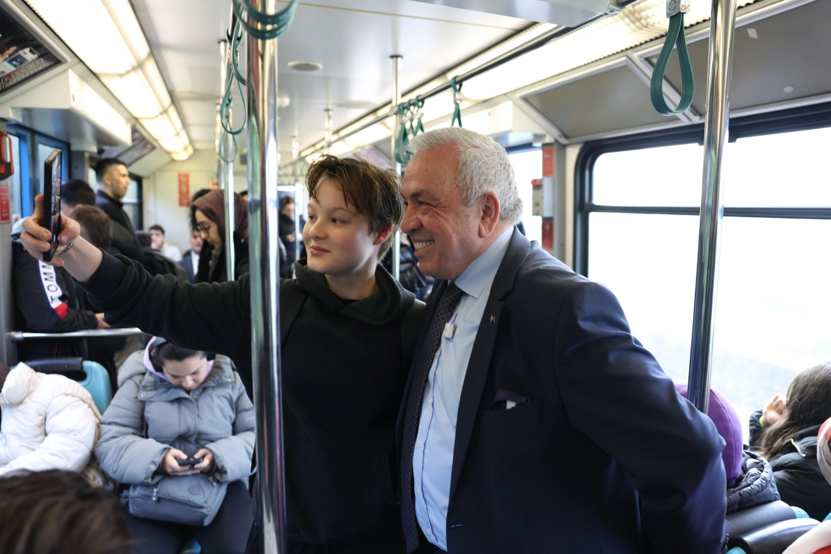 Bursa Nil&uuml;fer'de Başkan &Ouml;zdemir&rsquo;den mesai &ouml;ncesi metro s&uuml;rprizi