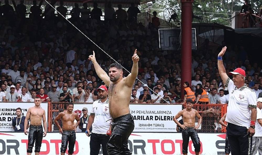 Ordu Aybastı g&uuml;reşlerinde Başpehlivan Erkan Taş