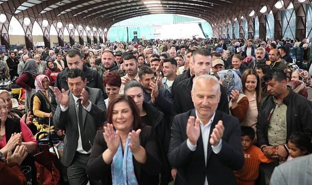 Aydın Büyükşehir Belediye Başkanı Özlem Çerçioğlu, Çine kapalı pazar yerinde vatandaşlar ve esnaflarla buluştu