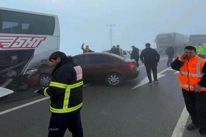 Sivas&ndash;Kayseri Karayolu&rsquo;nda yoğun sis zincirleme kazaya yol a&ccedil;tı