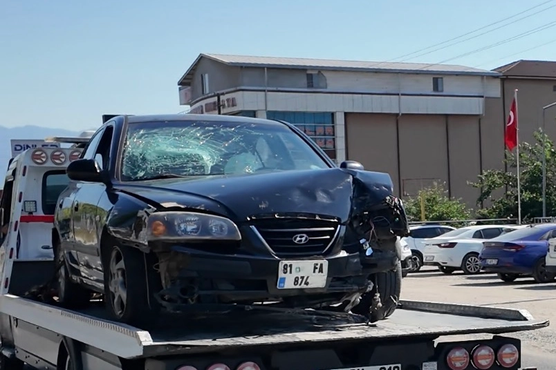 D&uuml;zce&rsquo;de otomobil karşı şeride ge&ccedil;ti: 2 yaralı!