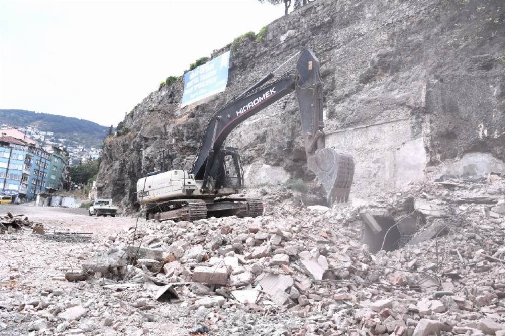 Bursa Osmangazi'de tarihi bölgedeki riskli binalar yıkılıyor