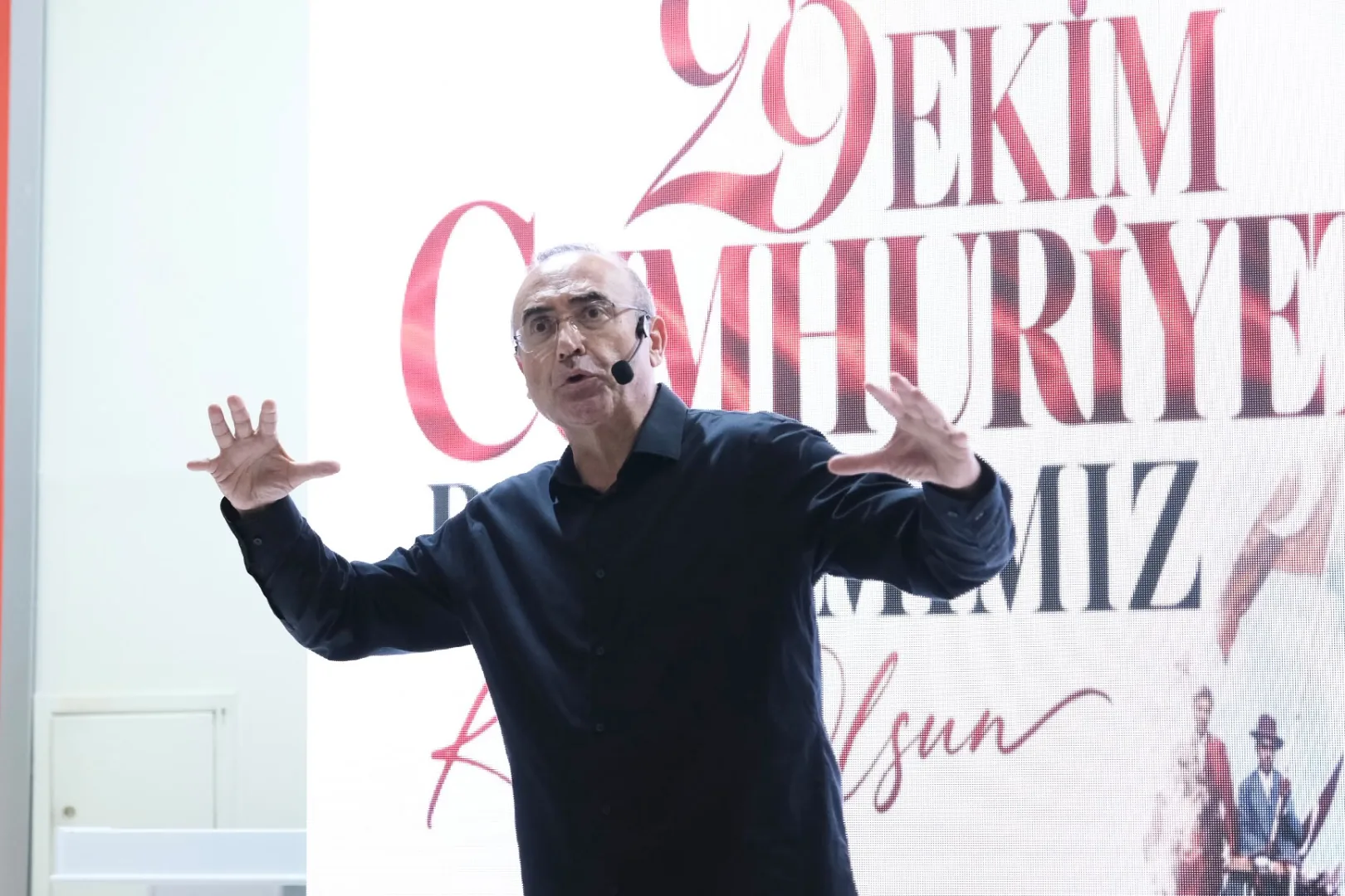 Sunay Akın, &ldquo;Cumhuriyete Giden Yol&rdquo; g&ouml;sterisiyle İzmitlilerle buluştu