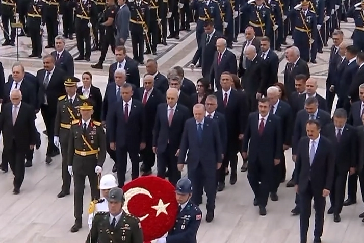 B&uuml;y&uuml;k Zafer'in 104. yıl d&ouml;n&uuml;m&uuml;nde devlet erkanı Anıtkabir'de