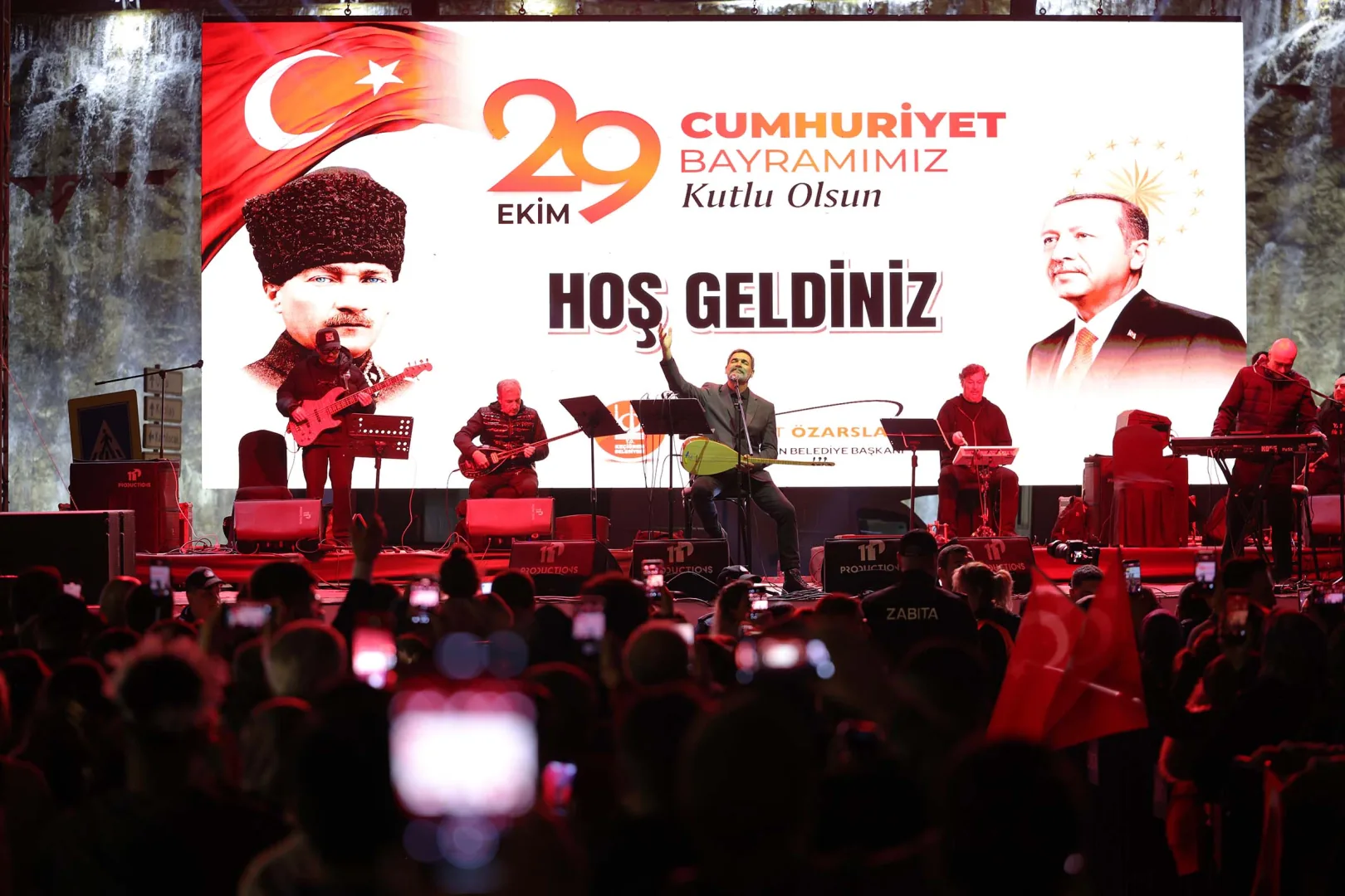 Ke&ccedil;i&ouml;ren'de Cumhuriyet coşkusuna Uğur Işılak konseri