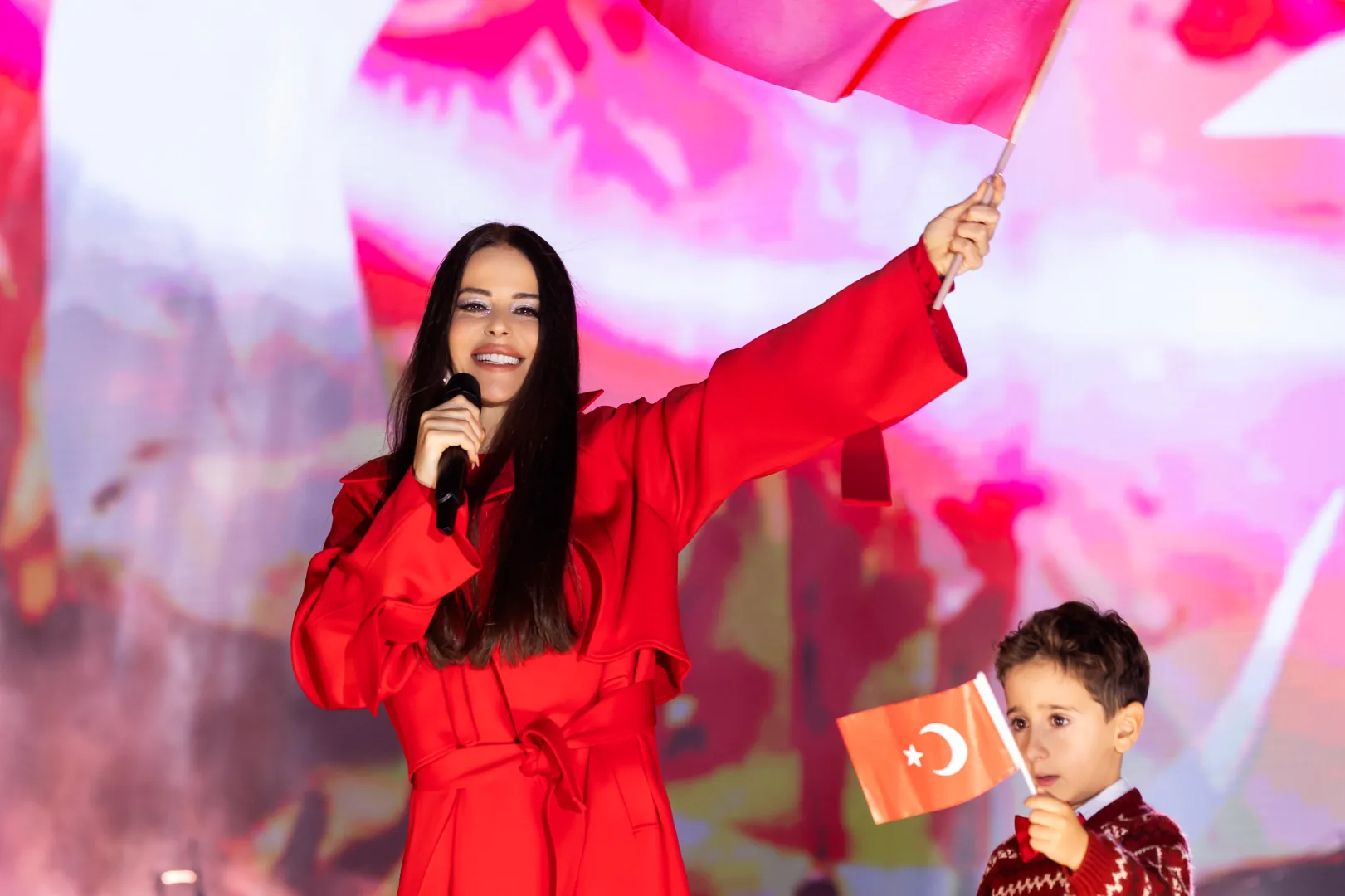 Cumhuriyet'in 103. yılı sahnelerde kutlandı... Simge Yenikapı'da, Murat Dalkılı&ccedil; Pendik'te sahne aldı