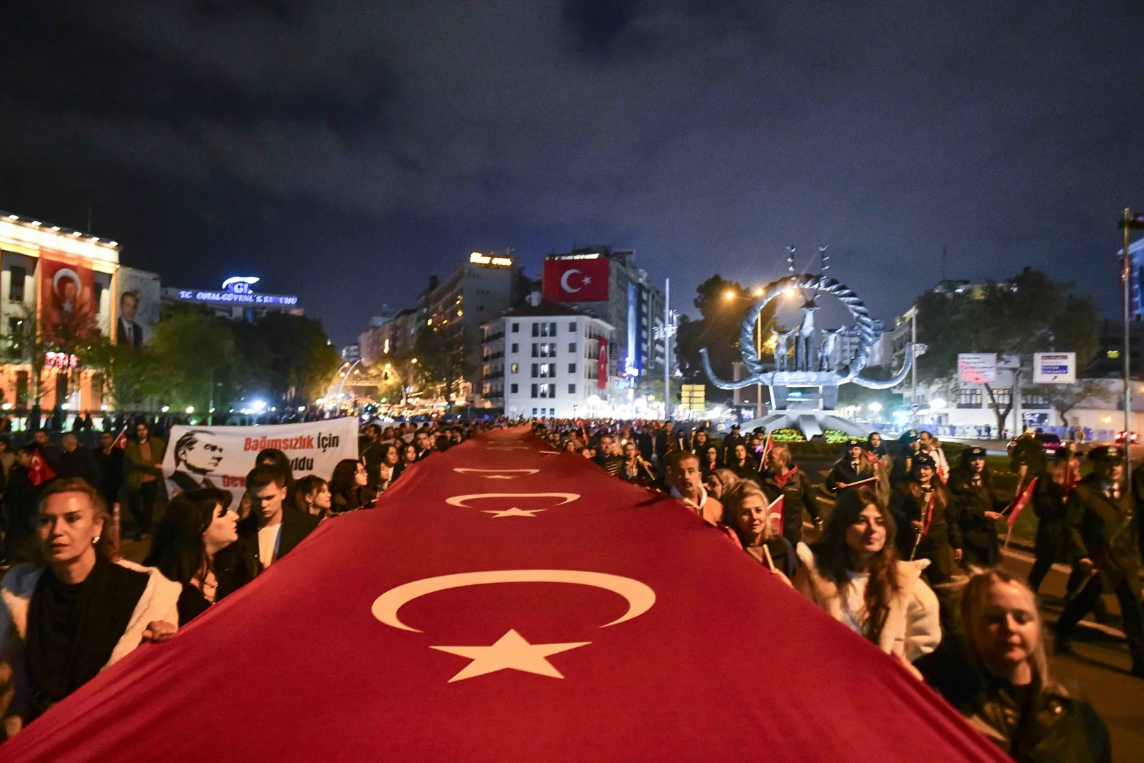 Başkentliler meşalelerle 2. Meclis&rsquo;e y&uuml;r&uuml;d&uuml;