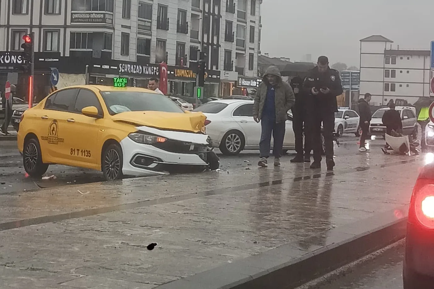 D&uuml;zce&rsquo;de ticari taksi ile otomobil &ccedil;arpıştı: 4 yaralı