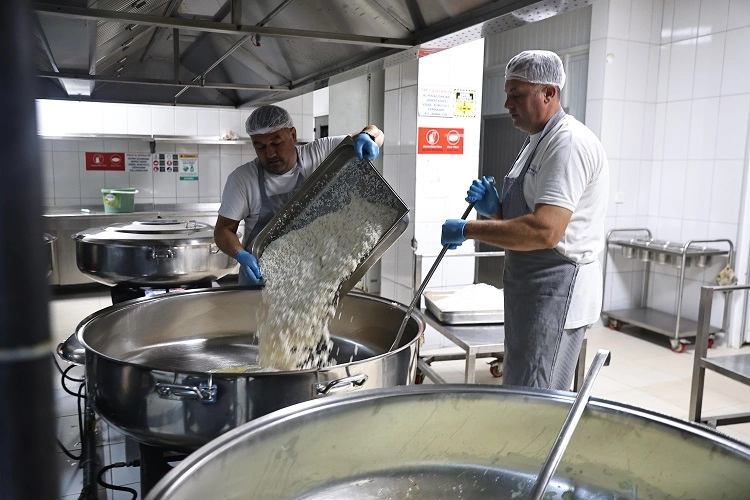 Antalya Alanya Aşevi’nden günde 2 öğün sıcak yemek