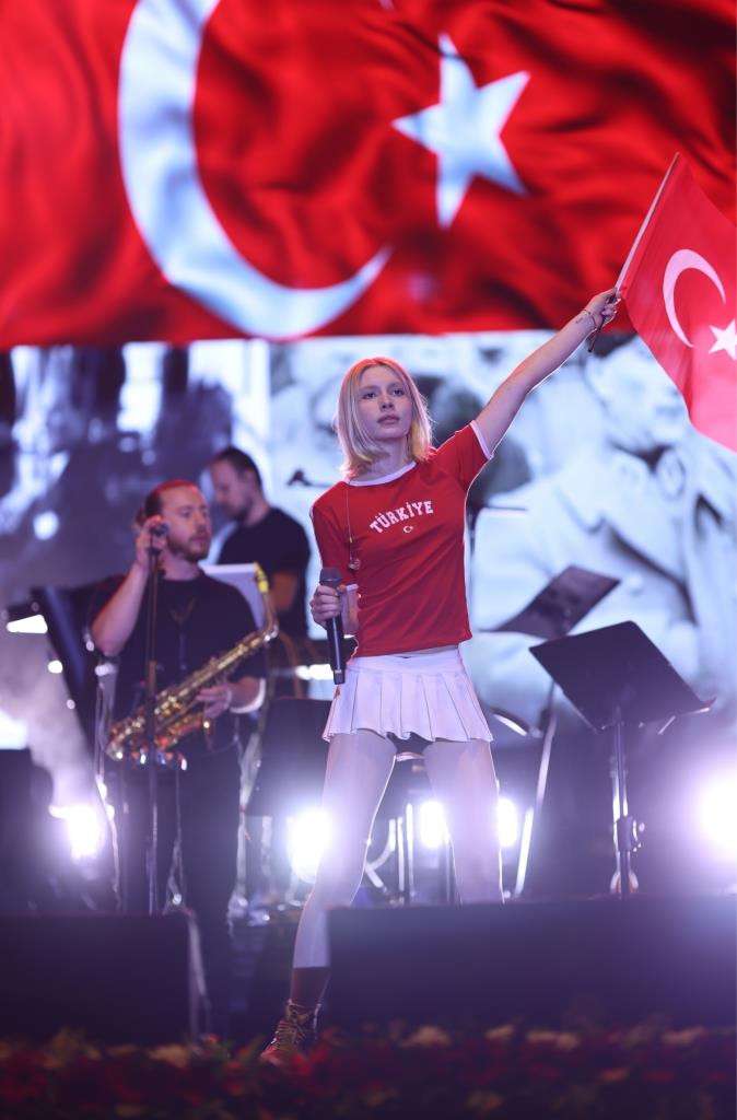 ALEYNA TİLKİ 2 KONSER BİRDEN