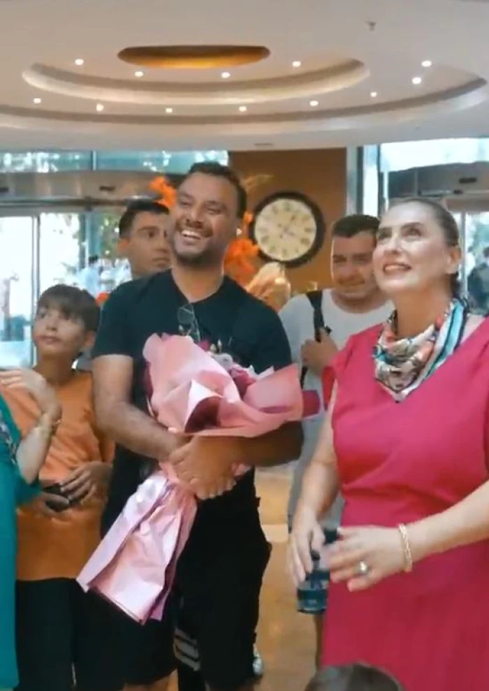 Alişan, Bera Alanya Otel&rsquo;in 20. Yıl Coşkusuna Ortak Oldu: Cennet Mahallesi S&uuml;rprizi!