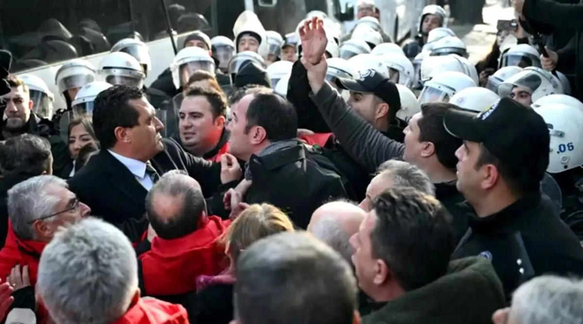 Ankara&rsquo;da Eğitim-İş Eylemine Polis Engeli: Basın A&ccedil;ıklaması Yaptırılmadı