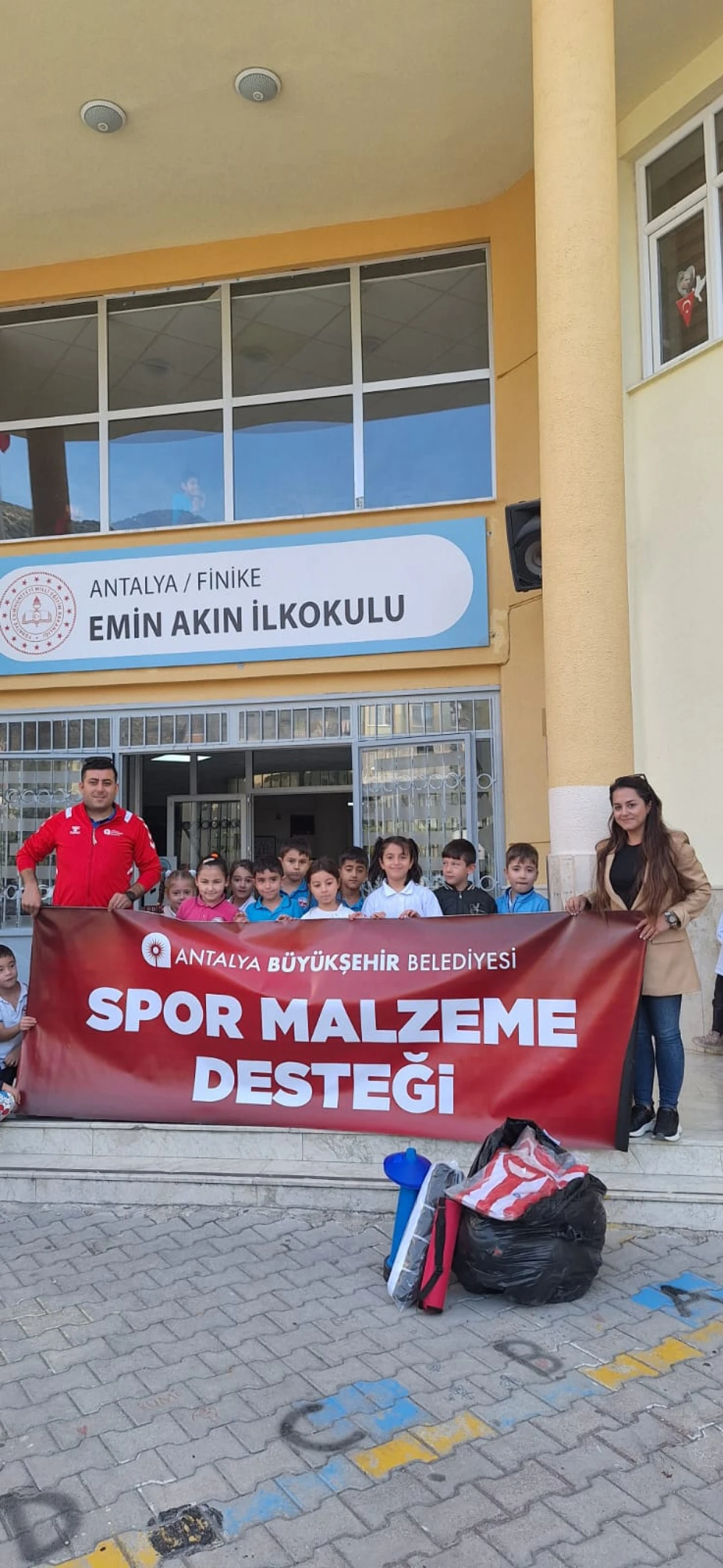 Antalya Büyükşehir Belediyesi’nden Emin Akın İlkokulu’na Spor Malzemesi Desteği