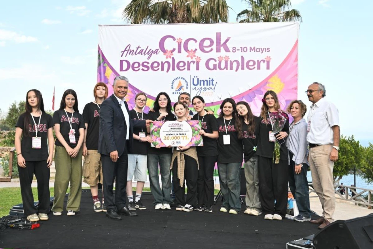Antalya çiçeklerle açık hava galerisine döndü