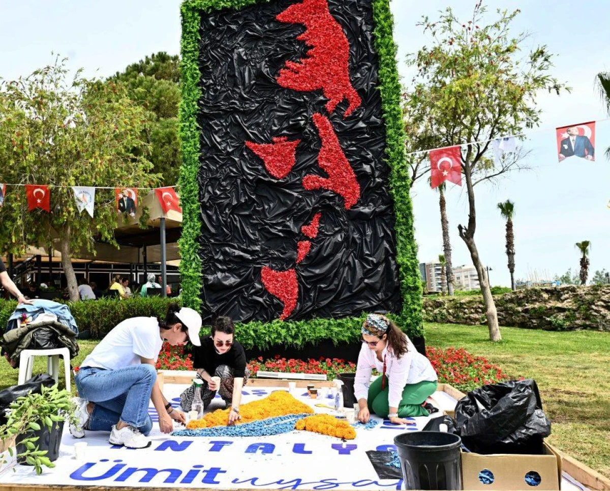 Antalya&rsquo;da 130 bin &ccedil;i&ccedil;ekle g&ouml;rsel şov